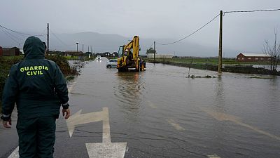 La borrasca Efraín pone en alerta a diez comunidades por lluvias, fuertes rachas de viento o mala mar