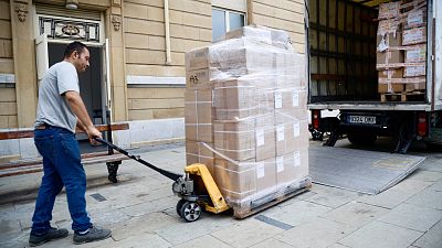 El Fondo Monetario Internacional (FMI) mantiene el crecimiento de España en el 2,5% en 2023, pero lo rebaja al 1,7% el próximo año. El Fondo Monetario Internacional (FMI) mantiene el crecimiento de España en el 2,5% en 2023, pero lo rebaja al 1,7% el próximo año.