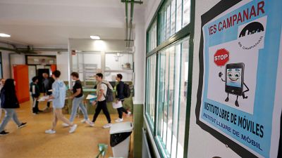 Primer día sin móviles en colegios e institutos de la Comunidad Valenciana: "Ahora hablan entre sí"