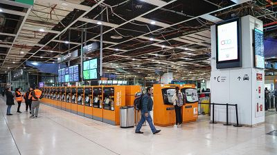 Vestíbul de l’estació de Sants amb pocs usuaris en el primer dia de vaga de maquinistes (ACN | Marc Font) Vestíbul de l’estació de Sants amb pocs usuaris en el primer dia de vaga de maquinistes (ACN | Marc Font)