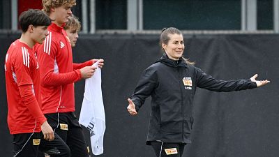 Marie-Louise Eta, primera mujer entrenadora en el fútbol masculino de las cinco grandes ligas europeas, durante un entrenamiento con el Unión Berlín