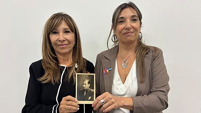Sonia y Silvia Garófalo posan con la fotografía de su abuelo exiliado