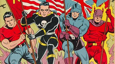 En la portada de un cómic de 1944, cuatro superhéroes posan con sus banderas: uno con camiseta roja y pantalones azules, otro con traje negro y calavera, un tercero con traje azul y casco, y finalmente, uno con traje rojo y capucha.