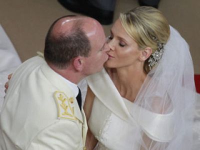 Tras el enlace civil, el príncipe Alberto de Mónaco y la princesa Charlene se dan el segundo "sí quiero" en una ceremonia religiosa en el Palacio Grimaldi. Tras el enlace civil, el príncipe Alberto de Mónaco y la princesa Charlene se dan el segundo "sí quiero" en una ceremonia religiosa en el Palacio Grimaldi.