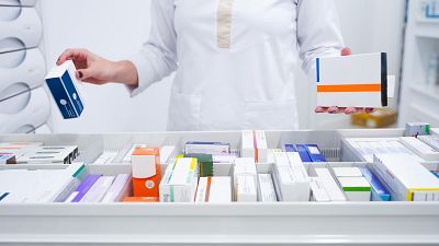 Los problemas de suministro de fármacos descienden por primera vez en España desde la pandemia
