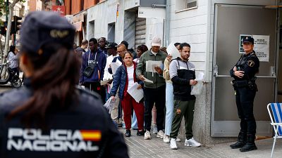 El proceso de regularización de migrantes desborda la administración y ahonda la fractura política en España