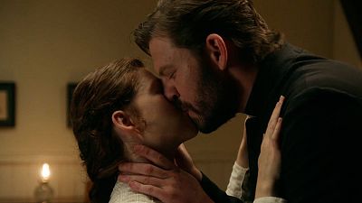 La Promesa - Samuel besa a María Fernández y Carlo los ve - La Promesa | Ver