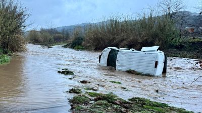 Furgoneta arrossegada per la riera Giola fins al riu Mogent, a Llinars del Vallès Furgoneta arrossegada per la riera Giola fins al riu Mogent, a Llinars del Vallès