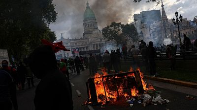 Una protesta de jubilados contra Milei acaba con más de cien detenidos y un fotógrafo herido grave