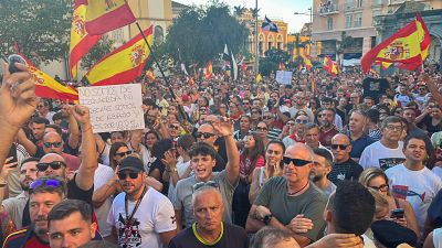 La crispación vecinal en Ceuta eleva el tono: sentadas, volcado de contenedores y derribo de cabañas de migrantes