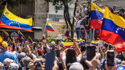 Las protestas llenan las calles de Caracas y otras ciudades de Venezuela en rechazo al resultado electoral de Maduro