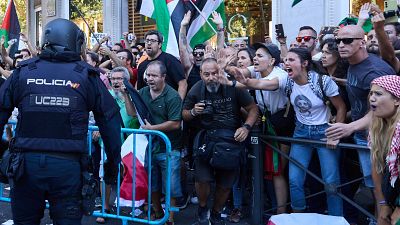 Las protestas por Palestina en la final de la Vuelta a España 2025 en Madrid, en imágenes
