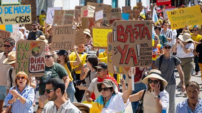 Las protestas vuelven a recorrer el archipiélago canario para pedir un turismo más sostenible: "Canarias tiene un límite"