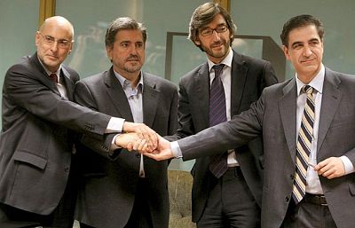 Los socialistas y populares vascos han firmado el acuerdo "Bases para un cambio democrático al servicio de la ciudadanía vasca" que garantiza el apoyo del PP a la investidura de López como lehendakari.