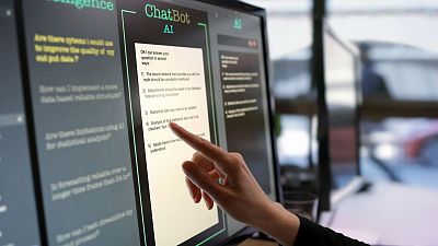 Una persona fent servir la intel·ligència artificial