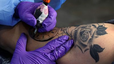 Una de cada cinco personas en el mundo tiene al menos un tatuaje. Una de cada cinco personas en el mundo tiene al menos un tatuaje.