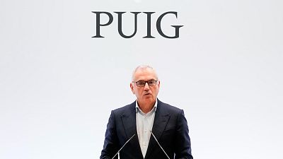 Los gigantes de la cosmética Puig y Estée Lauder negocian una posible fusión