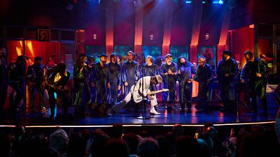 El espectacular 'dream team' de músicos que han cantado con Leiva en La Revuelta, así ha sido la actuación