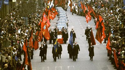 Cortejo fúnebre con el féretro del fallecido primer ministro sueco Olof Palme camino del entierro en el cementerio de Adolf Fredrik, en Estocolmo (Suecia)