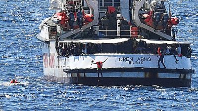 Quince migrantes se lanzan al mar desde el Open Arms para intentar llegar a Lampedusa