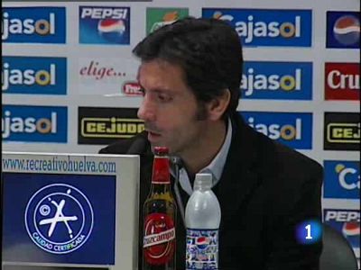 El entrenador del Atlético de Madrid, Quique Sánchez Flores, mostró su decepción y enfado con sus jugadores después de la derrota humillante ante el Recreativo de Huelva. "Algunos jugadores tendrán que replantearse su profesión", dijo. El entrenador del Atlético de Madrid, Quique Sánchez Flores, mostró su decepción y enfado con sus jugadores después de la derrota humillante ante el Recreativo de Huelva. "Algunos jugadores tendrán que replantearse su profesión", dijo.
