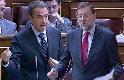 El líder del PP, Mariano Rajoy, ha acusado al presidente del Gobierno, José Luis Rodríguez Zapatero, de no tener un criterio claro en política económica y de "dar banzados continuamente", diciendo una cosa un día "y otra distinta un rato después".