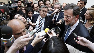 Rajoy se da la vuelta ante los periodistas cuando le preguntan por la prima de riesgo