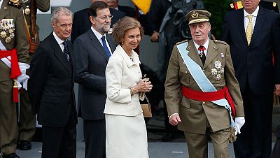Rajoy preside su primer desfile de la Fiesta Nacional, austero y sin pitidos