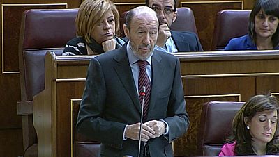 Rubalcaba pregunta a Rajoy sobre la reforma laboral en la sesión de control