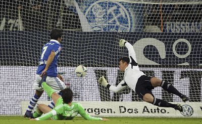 Raúl marca su gol 400 en la goleada del Schalke al Wolfsburgo