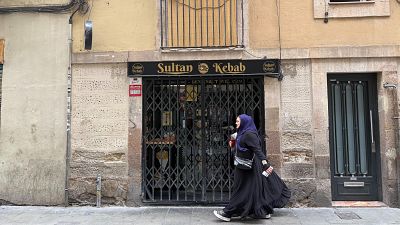 El Raval, el corazón multicultural de Barcelona que recibe, sin mucha emoción, al papa: "Aquí la diversidad es normalidad"