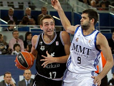 El Real Madrid se ha impuesto por 76-72 a un combativo Bizkaia Bilbao Basket en la jornada previa a la Copa del Rey. Los blancos siguen invictos en la Caja Mágica y llegan lanzados al torneo del KO El Real Madrid se ha impuesto por 76-72 a un combativo Bizkaia Bilbao Basket en la jornada previa a la Copa del Rey. Los blancos siguen invictos en la Caja Mágica y llegan lanzados al torneo del KO
