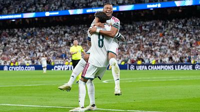 Valverde y Mbappé se abrazan para celebrar un gol del Real Madrid ante el Inter en el Bernabéu Valverde y Mbappé se abrazan para celebrar un gol del Real Madrid ante el Inter en el Bernabéu