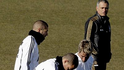 Ya lo dijo Mourinho, cada partido es una final. Y en esta ocasión, la final se juega en el Bernabéu, ante un Racing que quiere salir del descenso. El Real Madrid ha realizado una sesión de estiramientos, en Valdebebas, con un número en mente: si gana Ya lo dijo Mourinho, cada partido es una final. Y en esta ocasión, la final se juega en el Bernabéu, ante un Racing que quiere salir del descenso. El Real Madrid ha realizado una sesión de estiramientos, en Valdebebas, con un número en mente: si gana