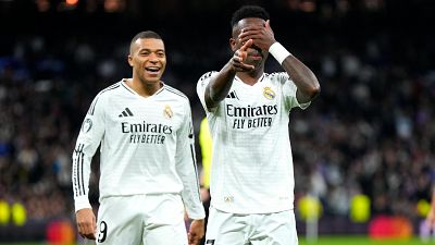 Celebración de gol del Real Madrid: un jugador con el dorsal 7 y otro con el 9, ambos con la camiseta blanca, muestran euforia tras anotar. Celebración de gol del Real Madrid: un jugador con el dorsal 7 y otro con el 9, ambos con la camiseta blanca, muestran euforia tras anotar.