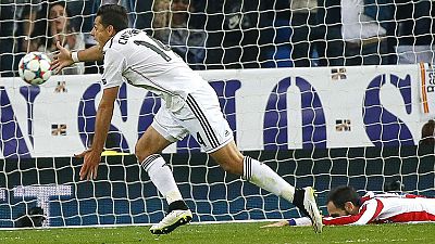 Gracias a un gol del mexicano 'Chicharito' Hernández, el Real Madrid ha eliminado al Atlético de Madrid y se ha clasificado para las semifinales de la Champions.