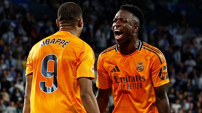 Vinicius y Mbappé, de penalti, salvan al Madrid ante una Real que se topó con los postes