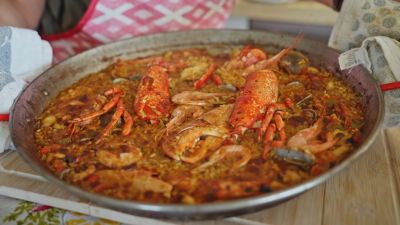 Sílvia Abril descobreix la recepta de paella de marisc més autèntica al Delta de l'Ebre Sílvia Abril descobreix la recepta de paella de marisc més autèntica al Delta de l'Ebre