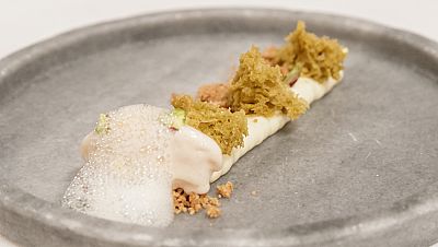 Receta de crema de chocolate blanco y bizcocho de praliné de pistacho y té matcha 'Aromas de Oriente' de María Lo