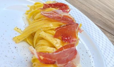 Tagliatelle de trufa al gorgonzola con jamón