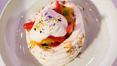 Receta de pavlova con espuma de horchata y fresas osmotizadas de Gabriela en MasterChef 13