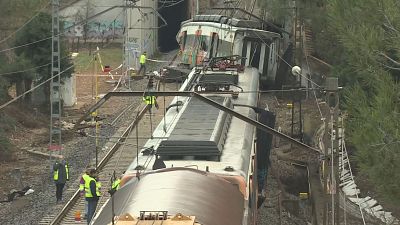Recta final per retirar el tren sinistrat de Gelida