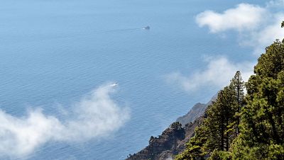 Al menos nueve muertos y 48 desaparecidos tras volcar un cayuco frente a las costas de El Hierro