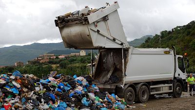 Un camió abocant residus a la planta de Fígols al Pallars Jussà Un camió abocant residus a la planta de Fígols al Pallars Jussà