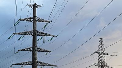 Iberdrola y Endesa urgen al Gobierno reformar la tarifa regulada de la luz