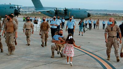 Regresan a España los últimos militares de la evacuación: "Los niños sonreían, volaban hacia una vida mejor"