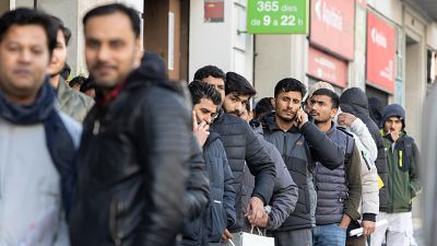Largas colas en el Consulado de Pakistán en Barcelona tras el anuncio de la regularización de inmigrantes
