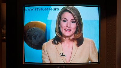 La reina Letizia se cuela en 'Cuéntame' para explicarnos cómo funciona el euro