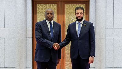 El Reino Unido anuncia el restablecimiento de las relaciones diplomáticas con Siria tras la visita del titular de Exteriores