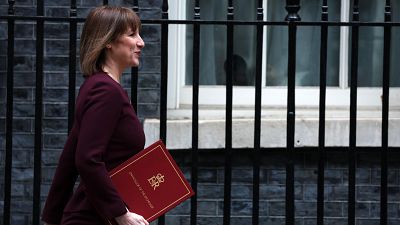 Reino Unido aumenta el presupuesto en Defensa, pero recorta el gasto social ante su desaceleración económica